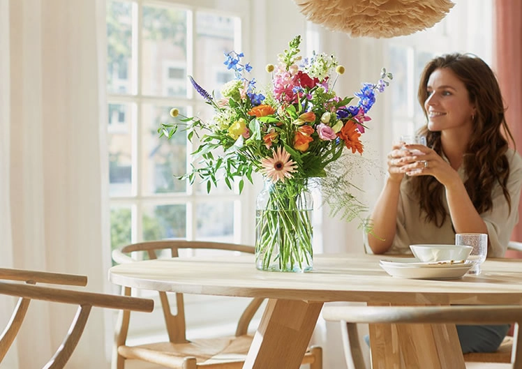 Blijde ontvanger met bloemen.